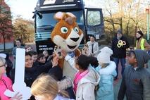 Blicki beim Handschlag mit den Kindern vor dem Truck.