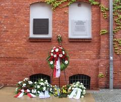 Kränze wurden an der Bronzetafel niedergelegt