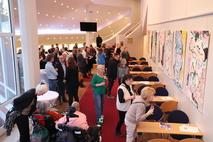 Die Werke von Julia Burmeister wurden im Foyer aufmerksam betrachtet.