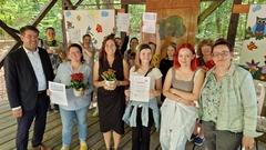 Oberbürgermeister Steffen Scheller und Kirstin Ohme, Leiterin des Amtes für Abfallwirtschaft, Bodenschutz und Grünflächen mit den drei Preisträgern.