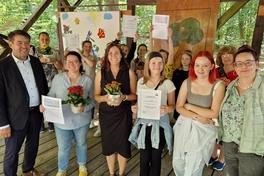 Oberbürgermeister Steffen Scheller und Kirstin Ohme, Leiterin des Amtes für Abfallwirtschaft, Bodenschutz und Grünflächen mit den drei Preisträgern.