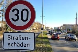 Die Otto-Sidow-Straße ist wegen Straßenschäden im Bereich der Kreuzung zur Wilhelmsdorfer Straße seit langer Zeit auf 30 km/h herabgesetzt.