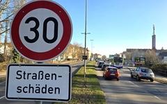 Die Otto-Sidow-Straße ist wegen Straßenschäden im Bereich der Kreuzung zur Wilhelmsdorfer Straße seit langer Zeit auf 30 km/h herabgesetzt.