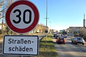 Die Otto-Sidow-Straße ist wegen Straßenschäden im Bereich der Kreuzung zur Wilhelmsdorfer Straße seit langer Zeit auf 30 km/h herabgesetzt.