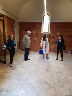 Menschen stehen in einer Kapelle