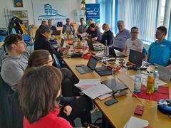 Intensive Beratungen im Versammlungsraum des Funktionsgebäudes