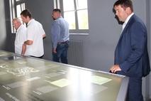 OB Scheller in der Dauerausstellung.