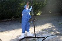 Nach einem Übungs-Brand werden von einer Mitarbeiterin des DB-Umweltservice Proben genommen.