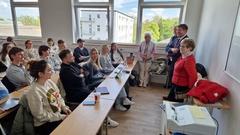 Oberbürgermeister Steffen Scheller im Gespräch mit Rita Belal. Sie ist in der Kohorte die einzige Studentin aus Brandenburg an der Havel.