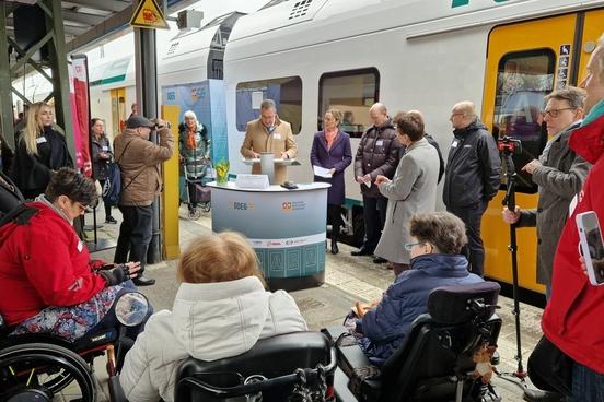 Die ODEG stellte auf dem Brandenburger Hauptbahnhof die barrierefreien Ein- und Ausstiege ihrer Desiro-HC-Züge einem Live-Test.