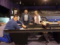 Oliver Satkowsky (vorn li.) und Jerome Linde (vorn re.) beim Aufbau des Untergestells für einen Billard-Tisch. CEB-Präsident Benni Degens (hinten li.) und EM-Cheforganisatorin Helga Blawid (hinten re.) überzeugen sich von der guten Arbeit des Aufbauteams.