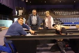 Präzisionsarbeit beim Aufbau der Billard-Tische