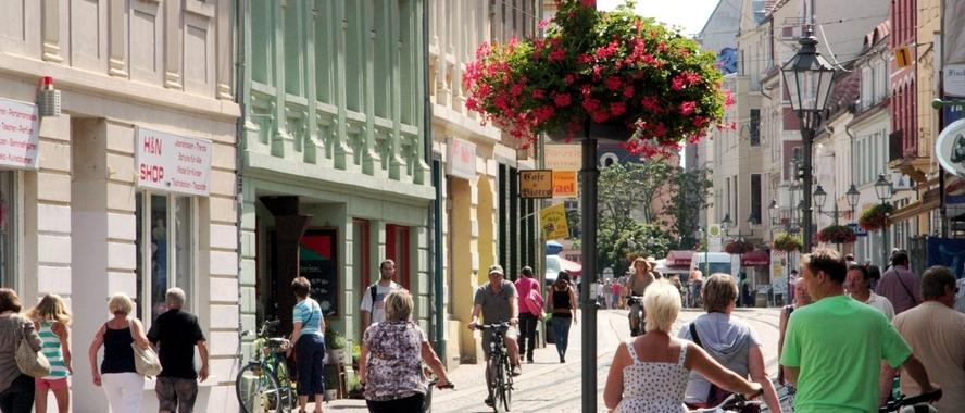 Fußgängerzone mit vielen Menschen in der Hauptstraße