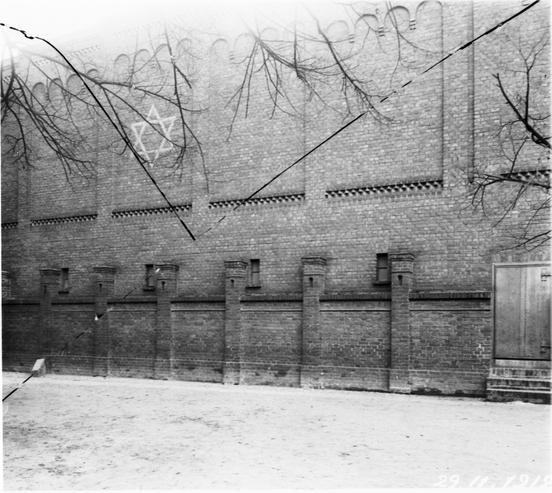 Schwarz-Weiß-Aufnahme einer Außenmauer der Synagoge mit einem Davidstern darauf