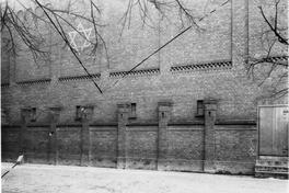 Schwarz-Weiß-Aufnahme einer Außenmauer der Synagoge mit einem Davidstern darauf