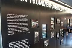 Infotafeln an den Wänden erzählen von Toleranz