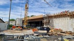 Das Brückenbauwerk von der Potsdamer Landstraße aus betrachtet.