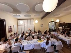 Vorbereitung auf ein "Kiddush", das Freitagsgebet zum Beginn des Shabat.