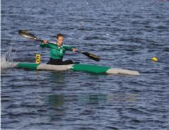 Junge Kanutin beim Wettkampf