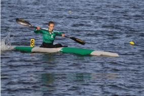 Kanutin auf dem Wasser