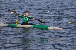 Kanutin auf dem Wasser