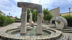 Brunnen mit Stelen.