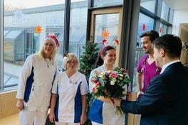 Oberbürgermeister beim Weihnachtsbesuch in Kinderklinik und Feuerwehr