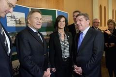 FISA-Executiv Direktor Matt Smith / FISA Präsident Denis Oswald / Katharina Witt / DRV-Präsident Siegfried Kaidel / IOC Vizepräsident  und Präsident des DSB, Dr. Thomas Bach/dahinter der Präsident des LRV Brandenburg Hartmut Duif und die neue Sportmi