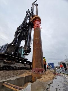 Das Bohrgerät hat stattliche Dimensionen.