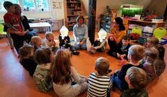 Beigeordnete Frau Alexandra Adel und Katharina Bergholz, Kinder- und Jugendbeauftragte, in der Kita "Kleine Waldgeister"