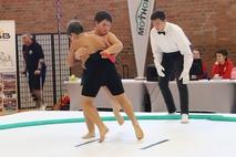 Zwei Jungs ringen miteinander