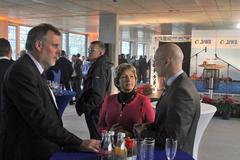 Oberbürgermeisterin im Gespräch mit Uwe Müller und Benno Felsch (rechts).