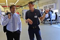 OB Scheller und Standortleiter Dr. Jochen Kurz beim Rundgang durch die DB Systemtechnik.