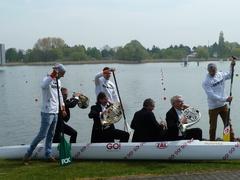 Für das Foto sitzen die Kanuten und Hornisten gemeinsam in einem Boot.