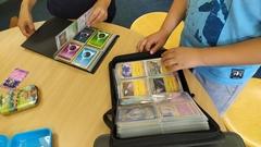 Ein Ordner auf einem Tisch mit Pokémon-Karten