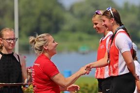 Dajana Pefestorff die Präsidentin des deutschen Kanu-Verbandes gratuliert zwei Kanutinnen.