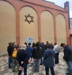 Marga Goren Gothelfs Familie vor der erhaltenen Südwand der während der Pogromnacht 1938 niedergebrannten Synagoge in der Großen Münzenstraße.