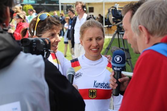 Die Silbermedaillengewinnerinnen Fini Sturm vom RCHB und Marie-Luise Dräger (li.) beim ARD-Interview.