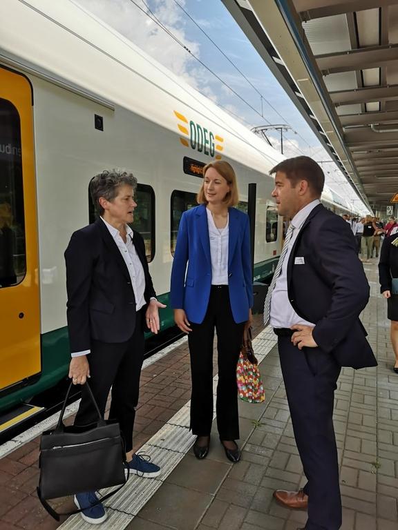 Verkehrsvertrag Netz Elbe-Spree am Hauptbahnhof in Brandenburg an der Havel unterzeichnet