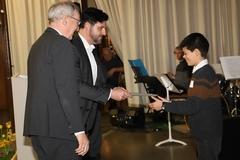 Bildungsstaatsekretär Fischer (links) bei der Preisübergabe.