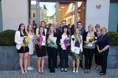 Die neuen Azubis vor dem Rathaus mit Oberbürgermeisterin Dr. Dietlind Tiemann, SVV-Vorsitzender Walter Paaschen, Personalratsvorsitzende Claudia Sellin-Stieger und Ausbildungsleiterin Claudia Vogel 