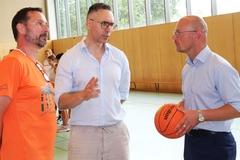 Christian Damaschke und Vereinsvorsitzender Mike König-Lehmann im Gespräch mit OB Keip.