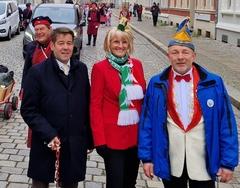 Oberbürgermeister Steffen Scheller mit KCH-Präsidentin Elke Dammann und BKC-Präsident Mario Heitz beim Karnevalsumzug 2024.