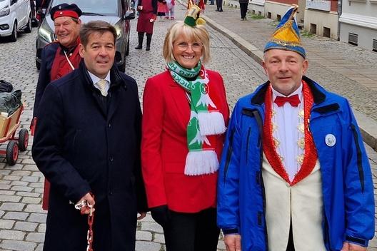 Oberbürgermeister Steffen Scheller mit KCH-Präsidentin Elke Dammann und BKC-Präsident Mario Heitz beim Karnevalsumzug 2024.