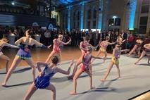 Sportakrobaten und Gästeschar.