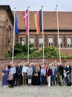 Gruppenbild mit dem Oberbürgermeister vor dem Altstädtischen Rathaus