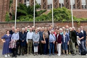Gruppenbild mit dem Oberbürgermeister vor dem Altstädtischen Rathaus