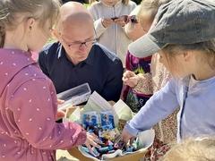 Ein Mann verteilt Süßigkeiten.