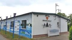 Ein Gebäude mit einer bemalten Wand.