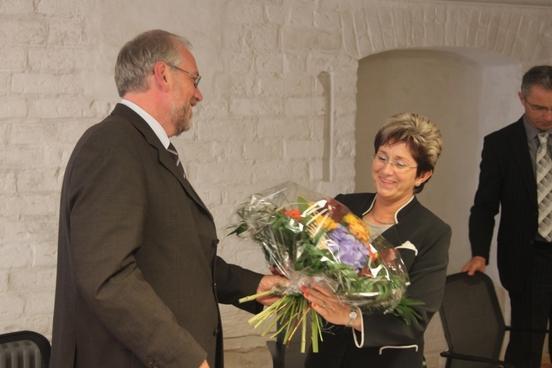 Prof. Morsch dankt Dr. Tiemann für ihr persönliches Engagement beim Zustandekommen der Vereinbarung über die zukünftige Gedenkstätte